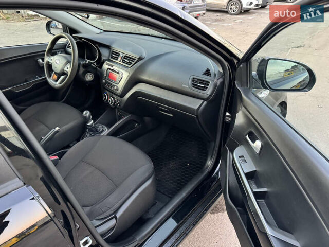 Черный Киа Рио, объемом двигателя 1.4 л и пробегом 305 тыс. км за 4950 $, фото 13 на Automoto.ua
