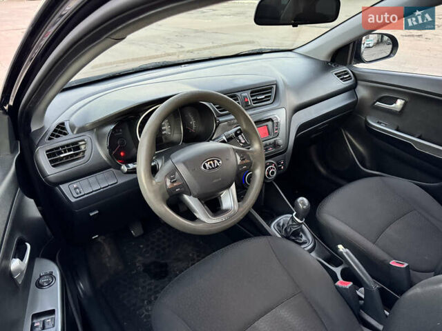 Черный Киа Рио, объемом двигателя 1.4 л и пробегом 305 тыс. км за 4950 $, фото 11 на Automoto.ua