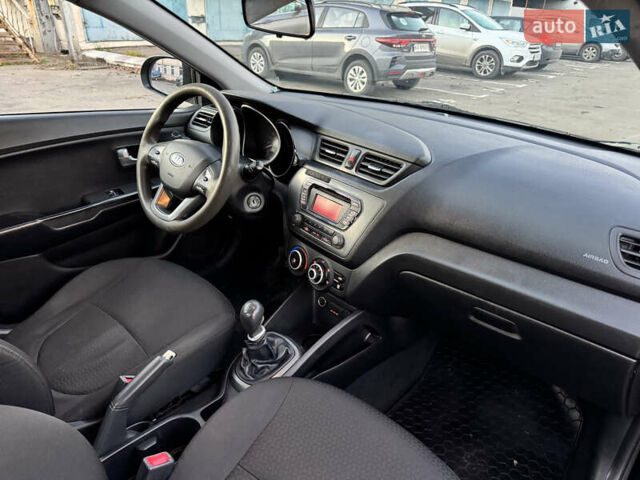 Черный Киа Рио, объемом двигателя 1.4 л и пробегом 305 тыс. км за 4950 $, фото 15 на Automoto.ua