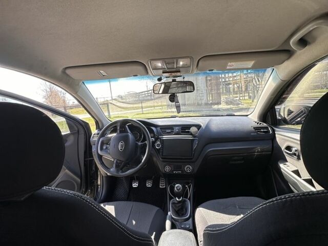 Чорний Кіа Ріо, об'ємом двигуна 1.6 л та пробігом 329 тис. км за 6000 $, фото 7 на Automoto.ua