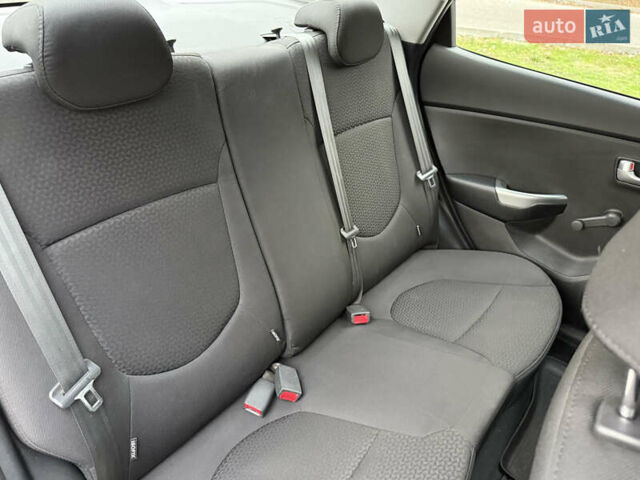 Чорний Кіа Ріо, об'ємом двигуна 1.4 л та пробігом 45 тис. км за 9800 $, фото 26 на Automoto.ua