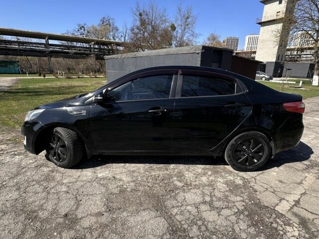 Чорний Кіа Ріо, об'ємом двигуна 1.6 л та пробігом 329 тис. км за 6000 $, фото 6 на Automoto.ua