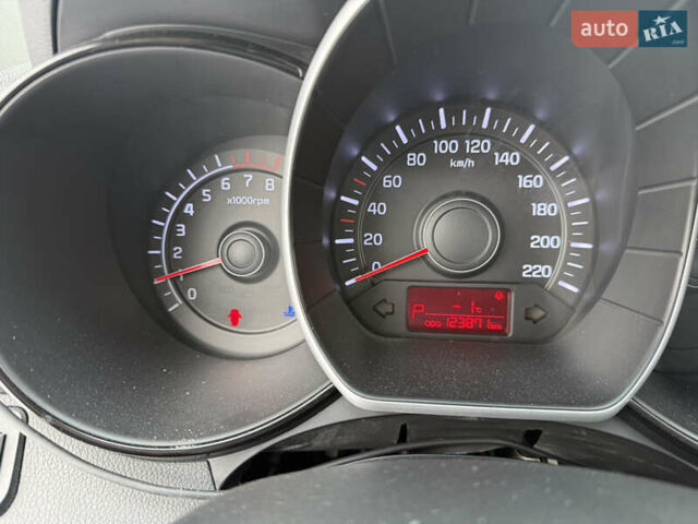 Чорний Кіа Ріо, об'ємом двигуна 1.4 л та пробігом 123 тис. км за 7300 $, фото 23 на Automoto.ua