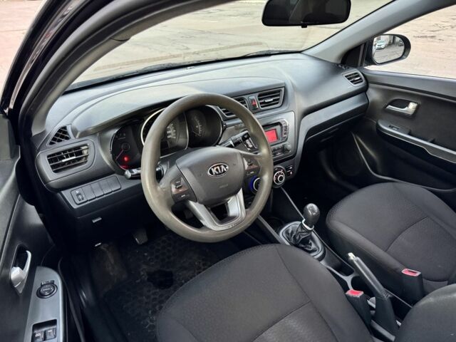 Черный Киа Рио, объемом двигателя 1.4 л и пробегом 305 тыс. км за 4750 $, фото 7 на Automoto.ua