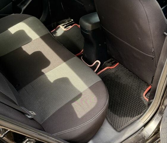 Черный Киа Рио, объемом двигателя 1.4 л и пробегом 180 тыс. км за 6900 $, фото 5 на Automoto.ua