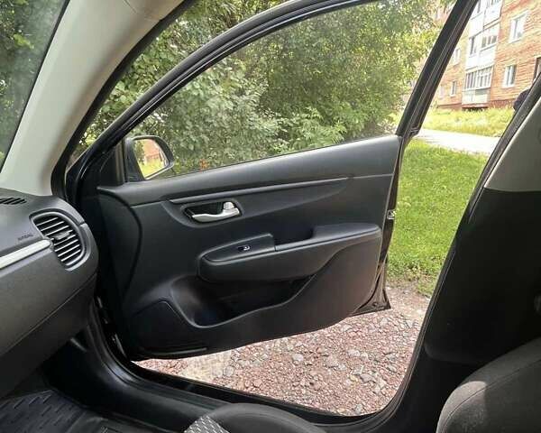 Киа Рио 2017 в Прилуках на Automoto.ua Черный Киа Рио, объемом двигателя 1.37 л и пробегом 34 тыс. км за 12400 $, фото 4 на Automoto.ua