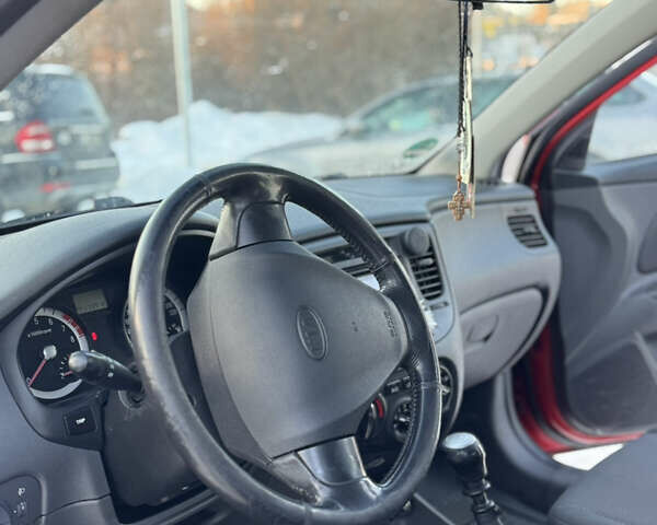 Красный Киа Рио, объемом двигателя 1.6 л и пробегом 178 тыс. км за 5000 $, фото 7 на Automoto.ua