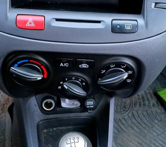 Червоний Кіа Ріо, об'ємом двигуна 1.4 л та пробігом 143 тис. км за 5000 $, фото 2 на Automoto.ua