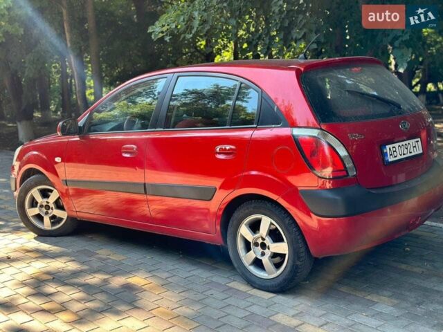 Красный Киа Рио, объемом двигателя 1.6 л и пробегом 152 тыс. км за 4300 $, фото 3 на Automoto.ua