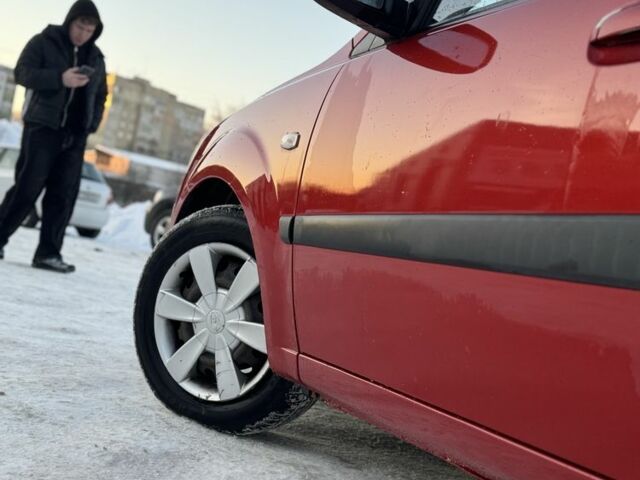 Червоний Кіа Ріо, об'ємом двигуна 1.6 л та пробігом 175 тис. км за 4100 $, фото 5 на Automoto.ua