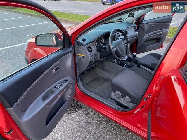 Красный Киа Рио, объемом двигателя 1.6 л и пробегом 194 тыс. км за 4900 $, фото 1 на Automoto.ua
