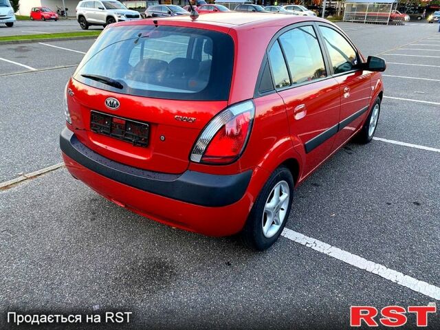 Красный Киа Рио, объемом двигателя 1.6 л и пробегом 194 тыс. км за 5500 $, фото 2 на Automoto.ua