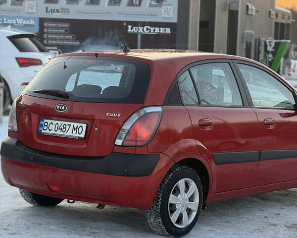 Красный Киа Рио, объемом двигателя 1.6 л и пробегом 178 тыс. км за 5000 $, фото 2 на Automoto.ua