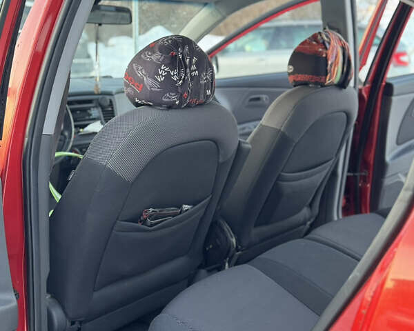 Красный Киа Рио, объемом двигателя 1.6 л и пробегом 178 тыс. км за 4800 $, фото 12 на Automoto.ua