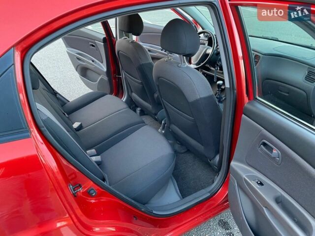 Красный Киа Рио, объемом двигателя 1.6 л и пробегом 194 тыс. км за 4900 $, фото 2 на Automoto.ua