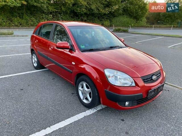 Красный Киа Рио, объемом двигателя 1.6 л и пробегом 194 тыс. км за 5400 $, фото 1 на Automoto.ua