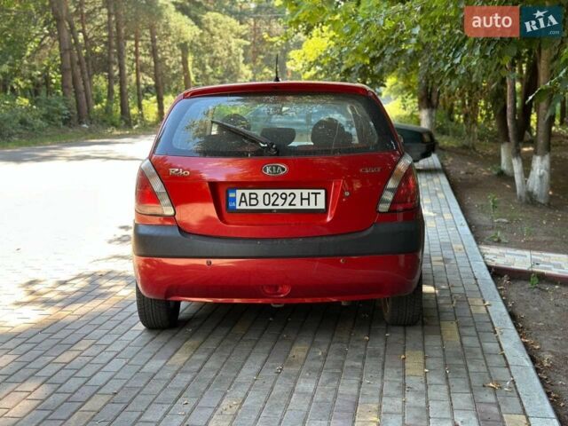 Красный Киа Рио, объемом двигателя 1.6 л и пробегом 152 тыс. км за 4300 $, фото 4 на Automoto.ua