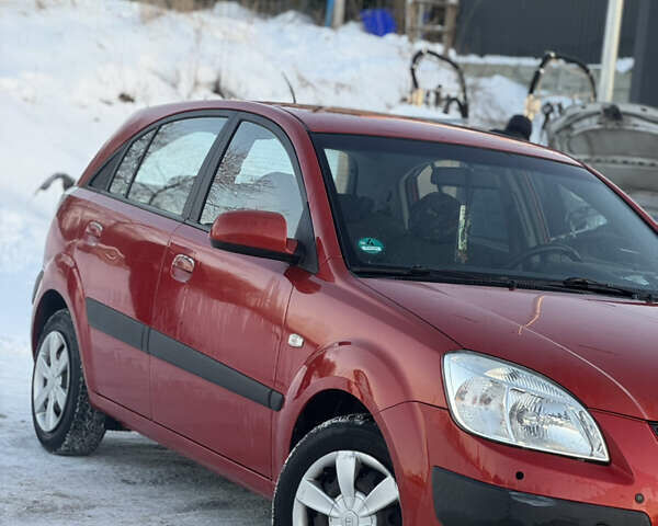 Красный Киа Рио, объемом двигателя 1.6 л и пробегом 178 тыс. км за 5000 $, фото 1 на Automoto.ua