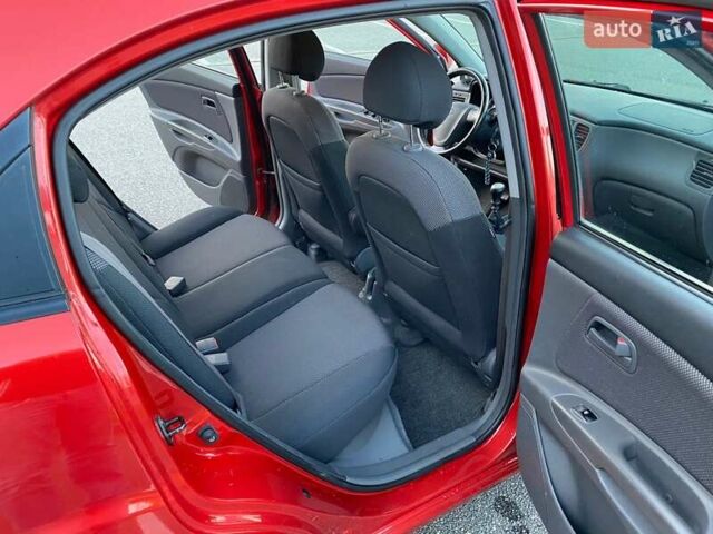 Красный Киа Рио, объемом двигателя 1.6 л и пробегом 194 тыс. км за 5400 $, фото 2 на Automoto.ua
