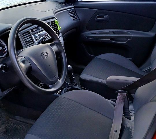 Червоний Кіа Ріо, об'ємом двигуна 1.4 л та пробігом 143 тис. км за 5000 $, фото 3 на Automoto.ua