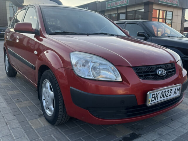 Красный Киа Рио, объемом двигателя 1.4 л и пробегом 246 тыс. км за 5700 $, фото 1 на Automoto.ua