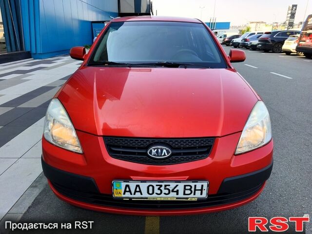 Красный Киа Рио, объемом двигателя 1.4 л и пробегом 280 тыс. км за 3600 $, фото 2 на Automoto.ua