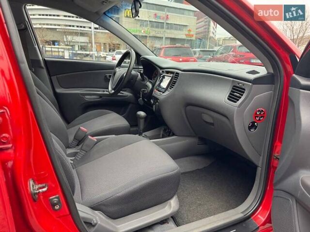Красный Киа Рио, объемом двигателя 1.4 л и пробегом 188 тыс. км за 5700 $, фото 10 на Automoto.ua