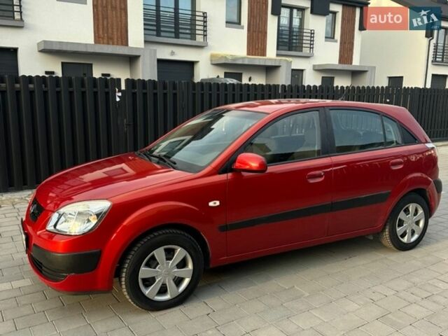 Красный Киа Рио, объемом двигателя 1.49 л и пробегом 264 тыс. км за 3999 $, фото 1 на Automoto.ua