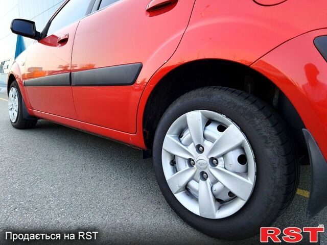 Красный Киа Рио, объемом двигателя 1.4 л и пробегом 280 тыс. км за 3600 $, фото 4 на Automoto.ua