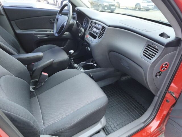 Красный Киа Рио, объемом двигателя 1.4 л и пробегом 280 тыс. км за 3622 $, фото 4 на Automoto.ua