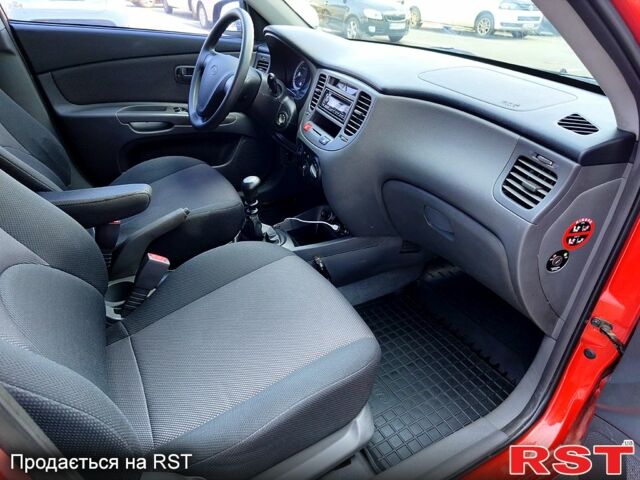Красный Киа Рио, объемом двигателя 1.4 л и пробегом 280 тыс. км за 3600 $, фото 7 на Automoto.ua