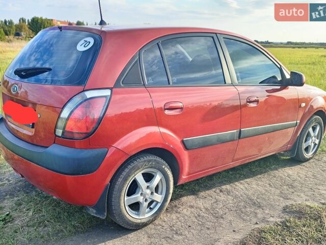 Красный Киа Рио, объемом двигателя 1.4 л и пробегом 202 тыс. км за 5400 $, фото 1 на Automoto.ua