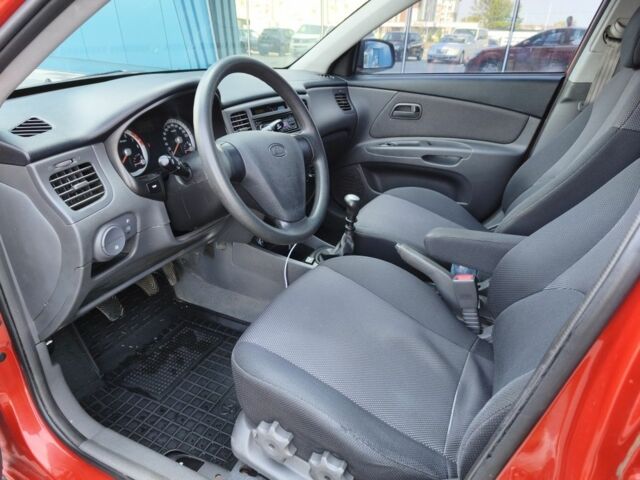 Красный Киа Рио, объемом двигателя 1.4 л и пробегом 280 тыс. км за 3622 $, фото 7 на Automoto.ua