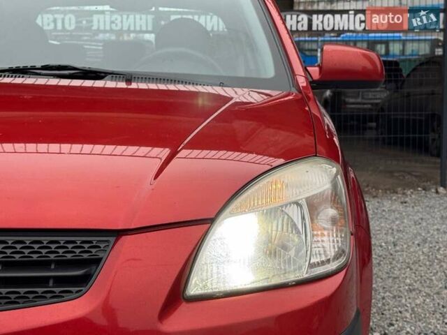 Красный Киа Рио, объемом двигателя 1.4 л и пробегом 188 тыс. км за 5700 $, фото 3 на Automoto.ua