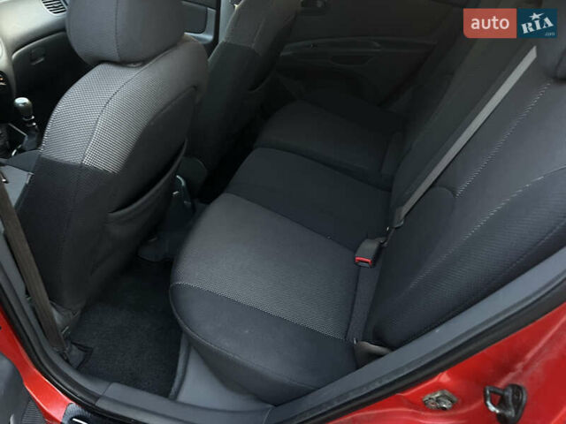 Червоний Кіа Ріо, об'ємом двигуна 1.4 л та пробігом 292 тис. км за 3999 $, фото 32 на Automoto.ua