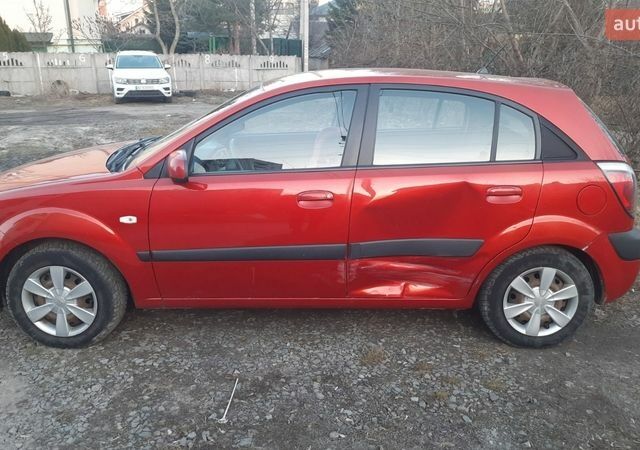 Красный Киа Рио, объемом двигателя 1.5 л и пробегом 263 тыс. км за 3500 $, фото 2 на Automoto.ua