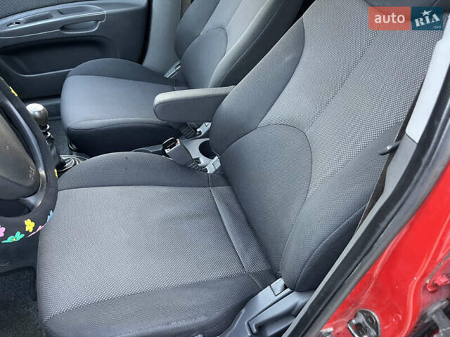 Червоний Кіа Ріо, об'ємом двигуна 1.4 л та пробігом 292 тис. км за 3999 $, фото 23 на Automoto.ua