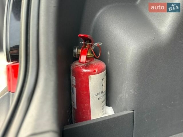 Красный Киа Рио, объемом двигателя 1.49 л и пробегом 264 тыс. км за 3999 $, фото 33 на Automoto.ua