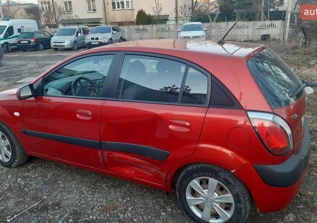Красный Киа Рио, объемом двигателя 1.5 л и пробегом 263 тыс. км за 3500 $, фото 3 на Automoto.ua