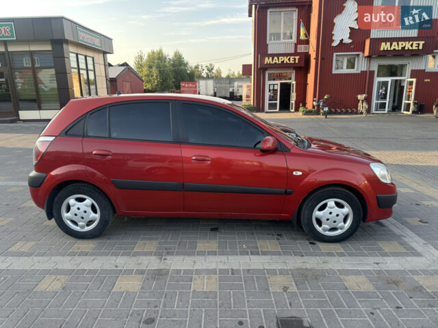 Красный Киа Рио, объемом двигателя 1.4 л и пробегом 246 тыс. км за 5700 $, фото 3 на Automoto.ua