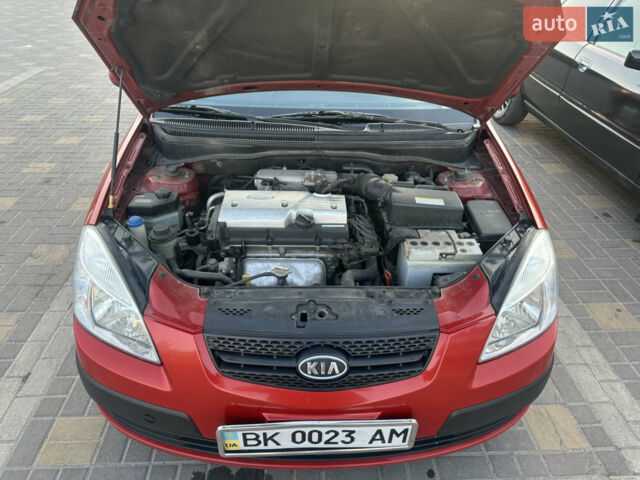 Красный Киа Рио, объемом двигателя 1.4 л и пробегом 246 тыс. км за 5700 $, фото 8 на Automoto.ua
