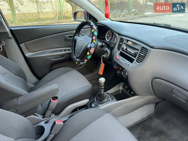 Червоний Кіа Ріо, об'ємом двигуна 1.4 л та пробігом 292 тис. км за 3999 $, фото 17 на Automoto.ua