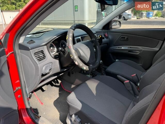 Красный Киа Рио, объемом двигателя 1.4 л и пробегом 173 тыс. км за 2500 $, фото 7 на Automoto.ua