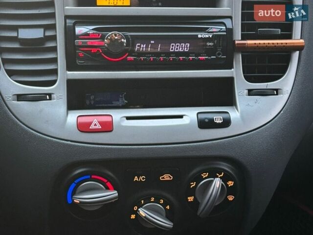 Красный Киа Рио, объемом двигателя 1.49 л и пробегом 264 тыс. км за 3999 $, фото 24 на Automoto.ua