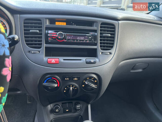 Червоний Кіа Ріо, об'ємом двигуна 1.4 л та пробігом 292 тис. км за 3999 $, фото 21 на Automoto.ua
