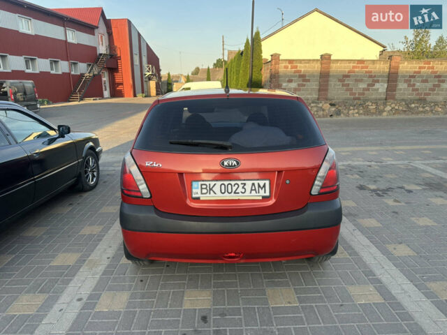 Красный Киа Рио, объемом двигателя 1.4 л и пробегом 246 тыс. км за 5700 $, фото 4 на Automoto.ua