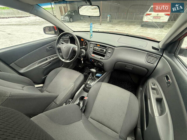 Красный Киа Рио, объемом двигателя 1.4 л и пробегом 110 тыс. км за 5900 $, фото 25 на Automoto.ua