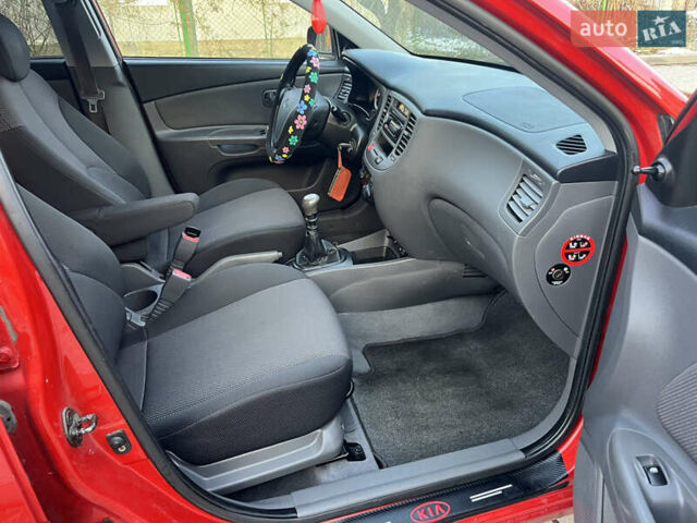 Червоний Кіа Ріо, об'ємом двигуна 1.4 л та пробігом 292 тис. км за 3999 $, фото 19 на Automoto.ua