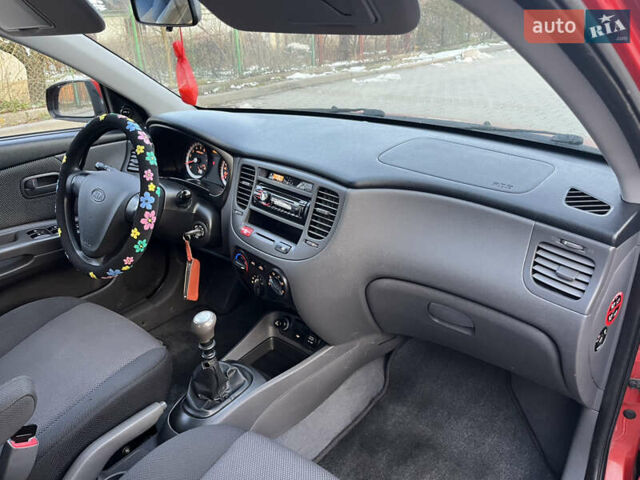 Червоний Кіа Ріо, об'ємом двигуна 1.4 л та пробігом 292 тис. км за 3999 $, фото 16 на Automoto.ua