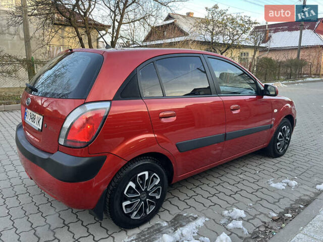 Червоний Кіа Ріо, об'ємом двигуна 1.4 л та пробігом 292 тис. км за 3999 $, фото 5 на Automoto.ua